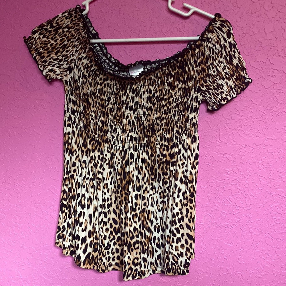 Size M cheetah print across the shoulder shirt. Brand no boundaries.